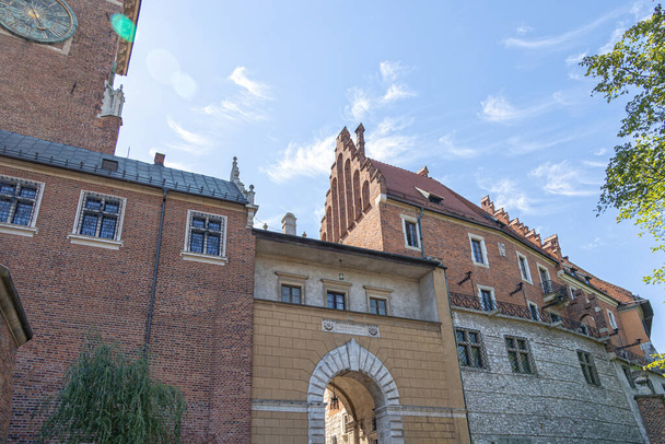 Polonya 'nın Krakow kentindeki Wawel Kraliyet Kalesi' nin güzel manzarası. - Fotoğraf, Görsel