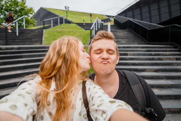 Capturar momentos brilhantes. Jovem e alegre casal amoroso fazendo selfie. Turistas bonitos fazer fotos engraçadas para viagens blog - Foto, Imagem
