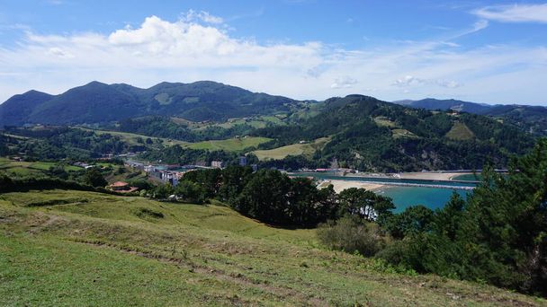 Krajobraz rzeki Deba i jej dwóch plaż widzianych z gór Deba w Gipuzkoa, Kraj Basków - Zdjęcie, obraz