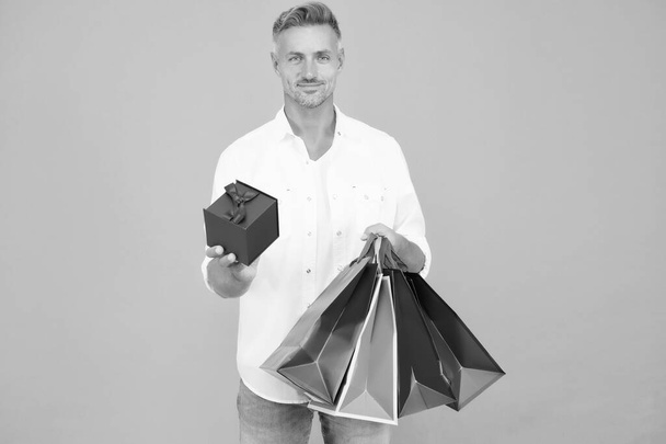Dont delay sale today. Happy guy hold box and shopping bags. Holiday preparation. Blowout sale. Fantastic discount. Gift shop. Sale and delivery. Super savings. Big buys. Sale ending soon - Foto, Bild