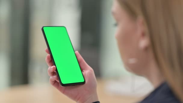 Rückansicht Geschäftsfrau hält Smartphone mit Chroma-Bildschirm  - Filmmaterial, Video