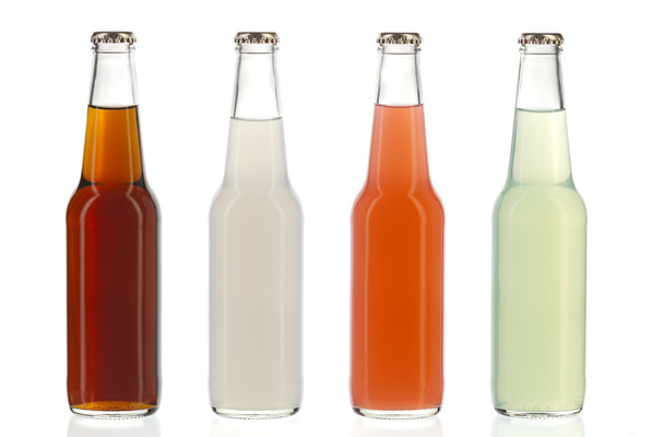 vier geassorteerde frisdrank flessen, alcoholische dranken - Foto, afbeelding
