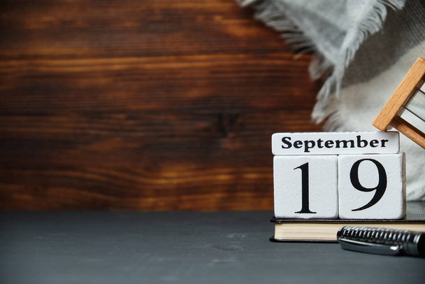 negentiende dag van de herfstmaand kalender september met kopieerruimte - Foto, afbeelding