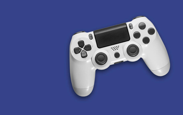 Controlador de jogo branco em fundo azul - Foto, Imagem