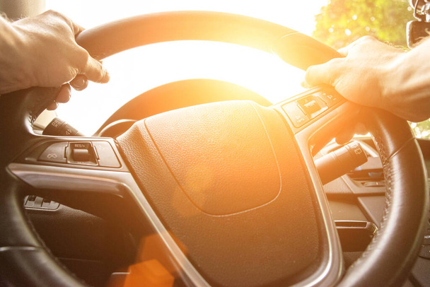 Automatka. Onnellinen nuorimies pitää hauskaa autossa auringonlaskun aikaan. Kesäloma käsite kuljettajan kanssa - Valokuva, kuva