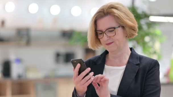 Portrait of Old Businesswoman using Smartphone  - Footage, Video