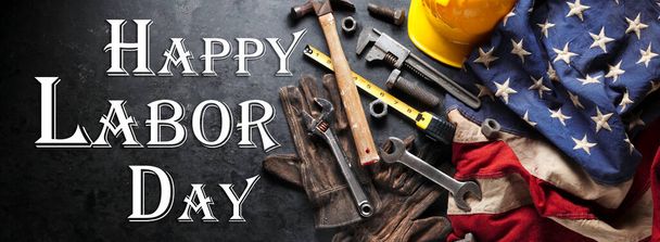 Счастливый День Труда со строительными и производственными инструментами на патриотическом фоне США, США, на фоне американского флага - С Днем Труда - Фото, изображение