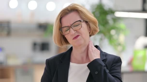 Retrato de la vieja empresaria estresada que tiene dolor de cuello  - Metraje, vídeo
