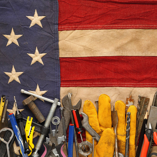 Collezione patriottica di vecchi e usati strumenti di lavoro sulla bandiera americana usurata. Made in USA, la forza lavoro americana, o il concetto di Labor Day. - Foto, immagini