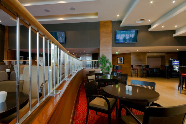 Bar-restaurant intérieur avec chaises et tables
 - Photo, image