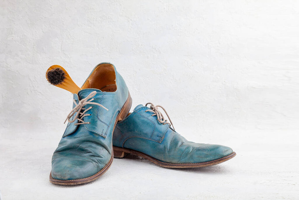 Paar alte blaue Lederstiefel mit Schnürung und Schuhbürste - Foto, Bild