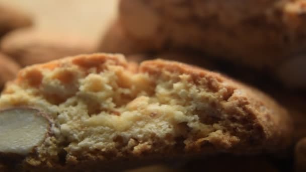 Κοντινό πλάνο στα μπισκότα με αμύγδαλα - Πλάνα, βίντεο