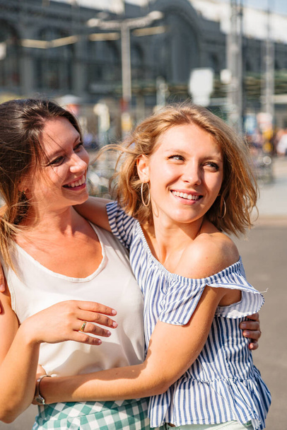 Portrait of two girls friends hugging each other - Foto, afbeelding