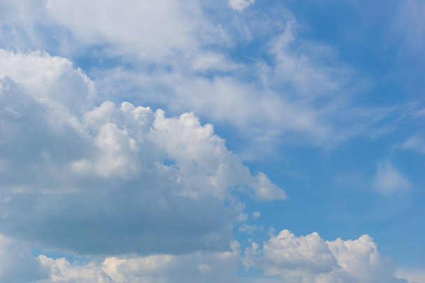 Голубое небо и красивые цирковые облака в солнечный день, текстура фона - Фото, изображение