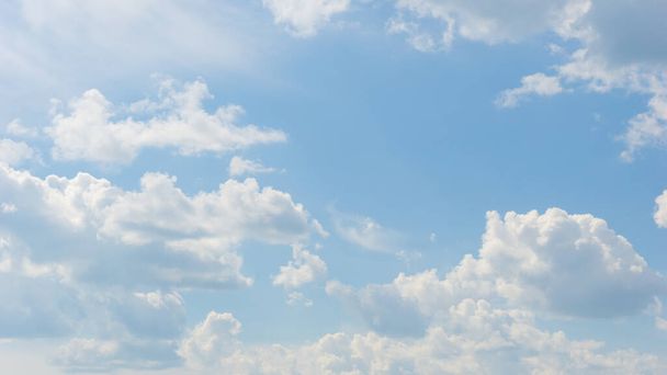 Modrá obloha a krásné cirrus mraky za slunečného dne, pozadí textury - Fotografie, Obrázek