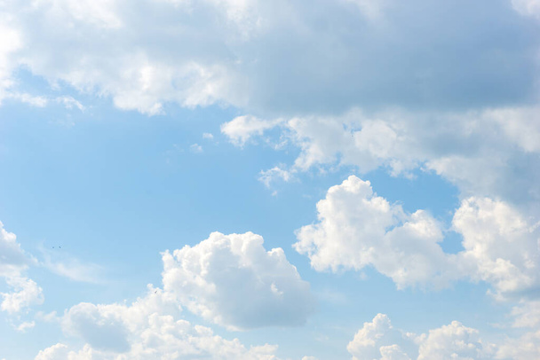Cielo azul y hermosas nubes de cirros en un día soleado, textura de fondo - Foto, imagen