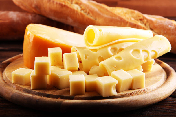 Diferentes tipos de queso. Bandeja de queso con diferentes quesos y especias - Foto, imagen