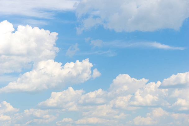 Cielo blu e bellissime nuvole di cirri in una giornata di sole, texture di sfondo - Foto, immagini