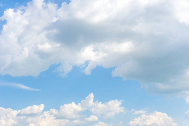晴れた日には青空と美しいサーカスの雲、背景の質感 - 写真・画像