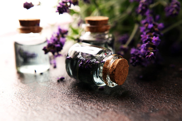 Lasipullo laventeli eteerinen öljy tuoretta laventeli kukkia terveen aromaterapia kylpylä hieronta käsite.  - Valokuva, kuva