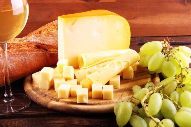 Diferentes tipos de queso. Bandeja de queso con diferentes quesos y especias - Foto, Imagen