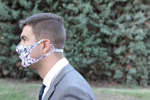 Homem de negócios na moda usando máscara respiratória
 - Foto, Imagem