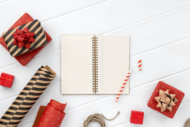 Cadeau de Noël enveloppant sur une table en bois blanc. Vue du dessus, plan, espace de copie - Photo, image