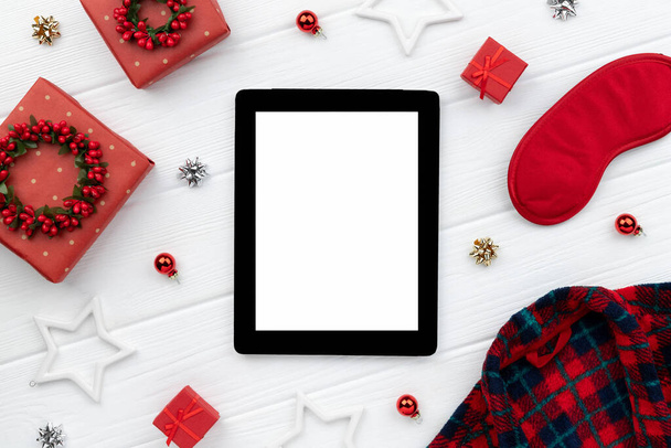 Mockup vendita shopping natalizio con accappatoio, regali e ornamenti su sfondo in legno. Modello di lastra piatta vista dall'alto per l'invito di saluto - Foto, immagini