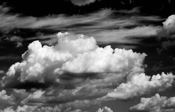 Wolken am Himmel schwarz-weiße Wolken am Himmel schwarz-weiß. Wolken auf schwarzem Hintergrund - Foto, Bild