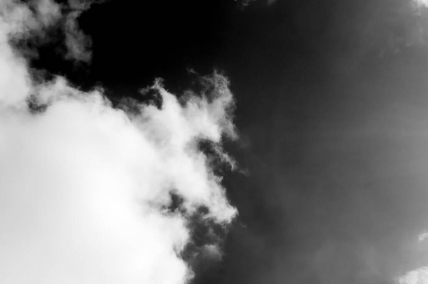 хмари в небі чорно-білі хмари в небі чорно-білі. хмари на чорному фоні
 - Фото, зображення