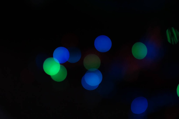 Abstracte kleurrijke onscherpe ronde facula. Bokeh wazig kleurlicht kan achtergrond gebruiken. Nieuwjaar bokeh defocus - Foto, afbeelding