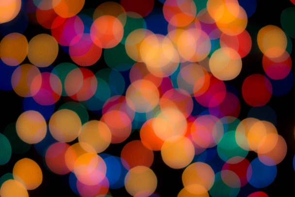 要約カラフルな集光円形のファビュラ。ぼっくりとした色の光は背景を使う。新年ボケ・デフォーカス - 写真・画像