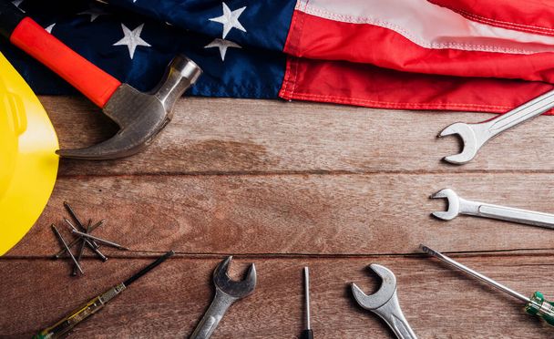 USA Labor day concept, Top view flat lay of different kinds wrenches with American flag on wood table. First Monday in September, creation of labor movement and dedicated to social of American worker - Foto, afbeelding