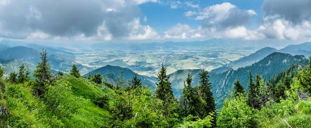 Cuenca de Liptov y Liptovsky Mikulas desde el pico Sina, montañas Low Tatras, República Eslovaca. Tema de senderismo. Escena natural estacional. Foto panorámica. - Foto, imagen