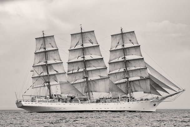 παλιό πλοίο με λευκό πωλήσεις σε μαύρο και άσπρο - Φωτογραφία, εικόνα