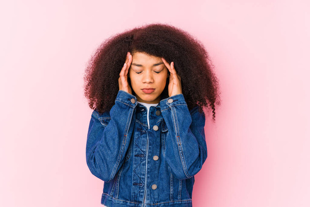 Joven afroamericana mujer tocando templos y teniendo dolor de cabeza. - Foto, Imagen