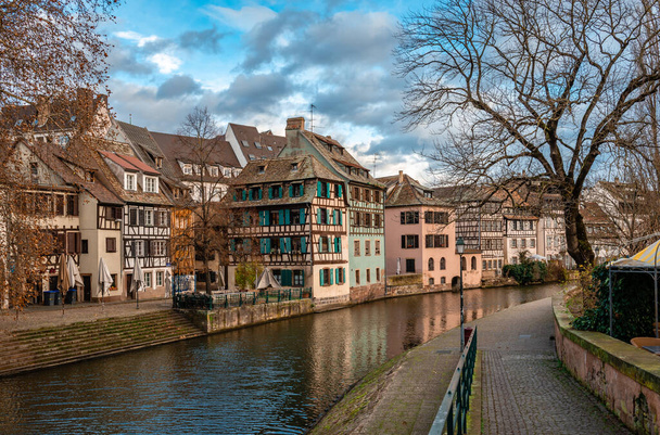 Fransa 'nın Strazburg kentindeki Petite France' ın tarihi dörtlüsünün yarı keresteli binaları. - Fotoğraf, Görsel