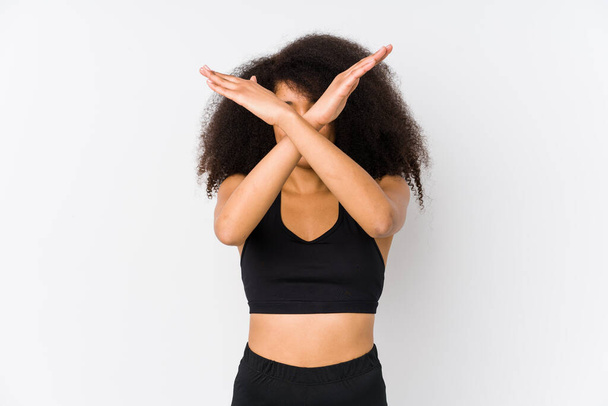 Fiatal afro-amerikai sportos nő tartja két karját keresztbe, tagadás koncepció. - Fotó, kép