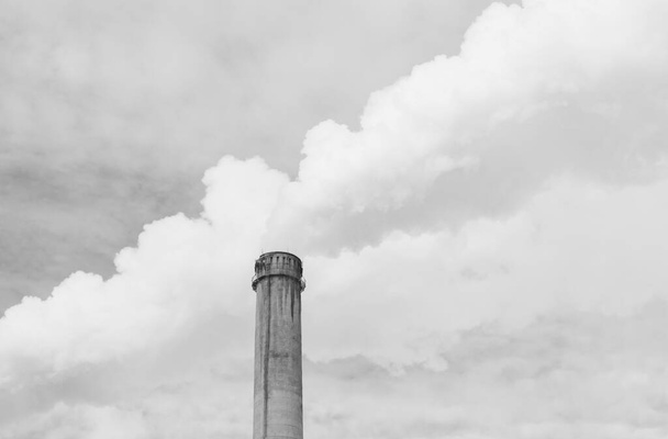 Kouřící trubky z továren proti modré obloze. Kouřící tovární komín zblízka. ekologie - Fotografie, Obrázek