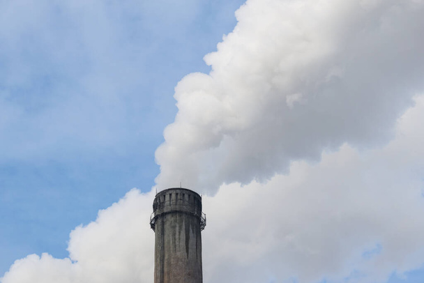 Палити труби з заводів на блакитне небо. Паління заводу димоходу крупним планом. екологія
 - Фото, зображення