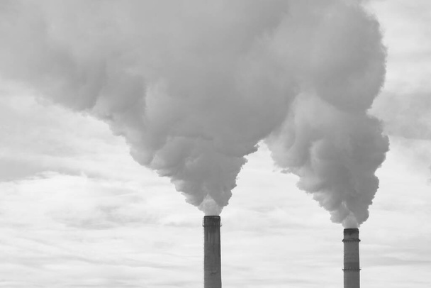 Rookpijpen van fabrieken tegen een blauwe lucht. Rookfabriek schoorsteen close-up. ecologie - Foto, afbeelding