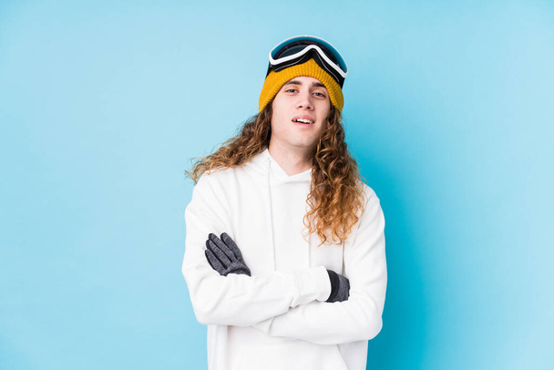 Jeune homme caucasien portant un vêtement de ski isolé rire et s'amuser. - Photo, image