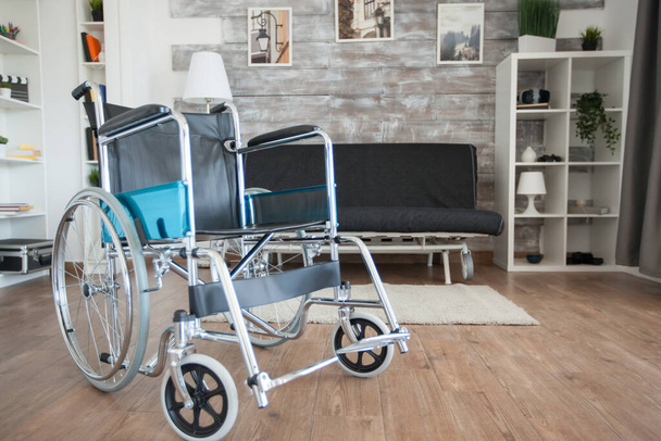 Invalidní vozík zaparkovaný v nemocničním soukromém pokoji - Fotografie, Obrázek