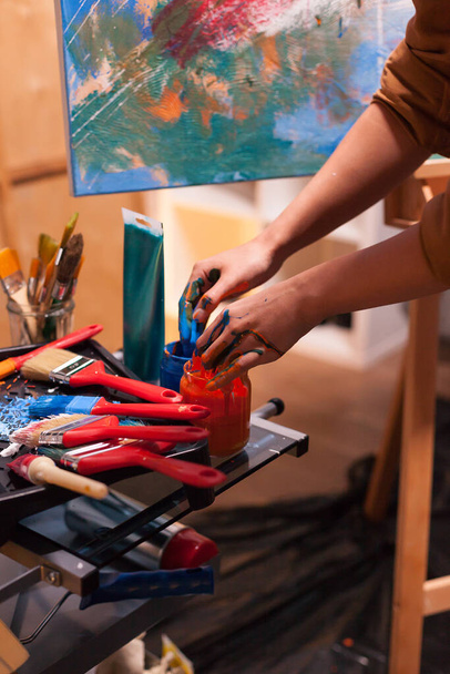 Руки художника с краской - Фото, изображение