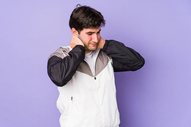 Jongeman geïsoleerd op paarse achtergrond lijden nek pijn als gevolg van zittende levensstijl. - Foto, afbeelding