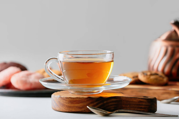 Šálek horkého čaje na stole - Fotografie, Obrázek
