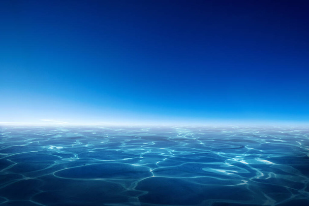 Ярко-голубое спокойное море и чистое небо. - Фото, изображение