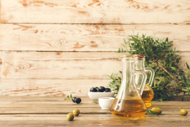 Krüge mit Olivenöl auf Holztisch - Foto, Bild