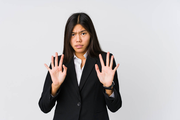 joven asiático negocios mujer rechazando alguien mostrando un gesto de disgusto. - Foto, imagen