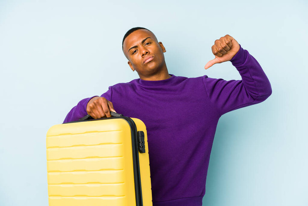 Jonge reiziger man met een koffer geïsoleerd voelt zich trots en zelfverzekerd, voorbeeld te volgen. - Foto, afbeelding